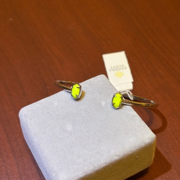 Kendra Scott Silver Emilie Cuff Neon Yellow - Picture 1 of 2